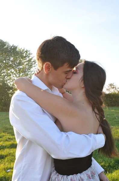 Casal amoroso retrato ao ar livre — Fotografia de Stock