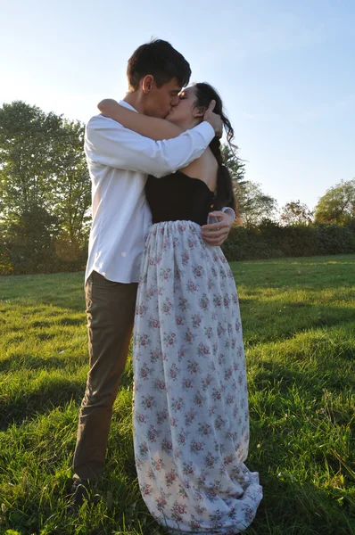 Casal amoroso retrato ao ar livre — Fotografia de Stock