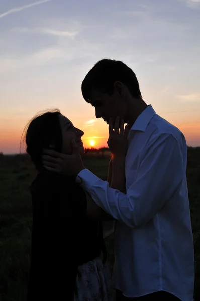 Casal amoroso retrato ao ar livre — Fotografia de Stock