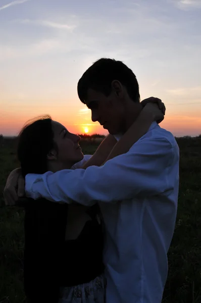 Casal amoroso retrato ao ar livre — Fotografia de Stock