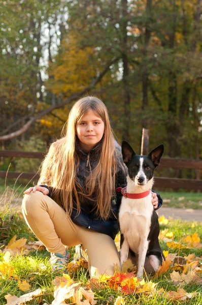 Girl with dog outdoor in autumn — Stock Photo, Image