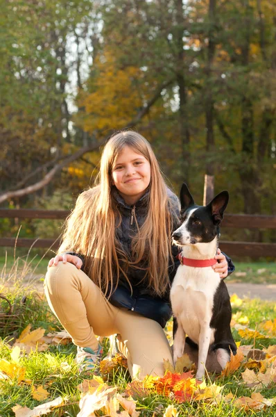 Girl with dog outdoor in autumn — Stock Photo, Image