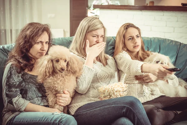 Titta på Tv hemma — Stockfoto