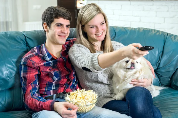 Junges Paar vor dem Fernseher — Stockfoto