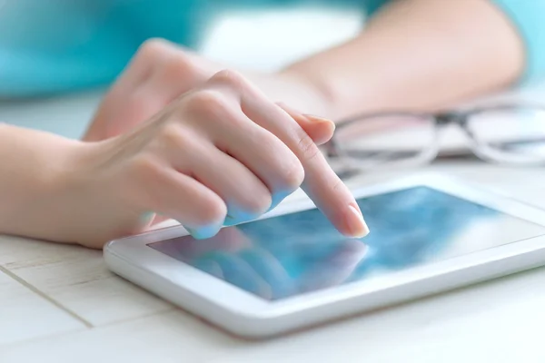 Ręką dotykając ekranu na nowoczesny cyfrowy Tablet. — Zdjęcie stockowe