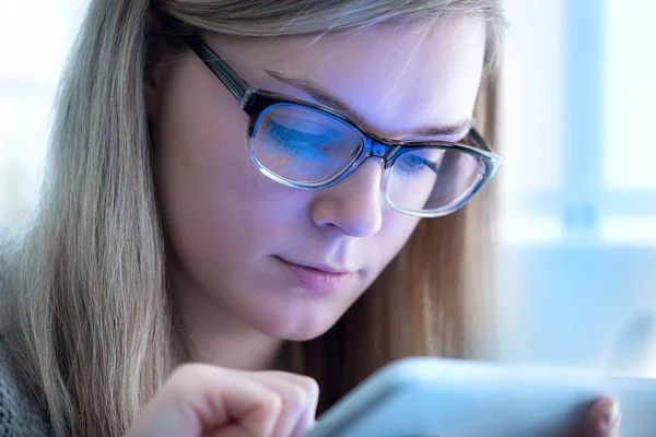 Ung flicka fungerar på tabletten på internet — Stockfoto