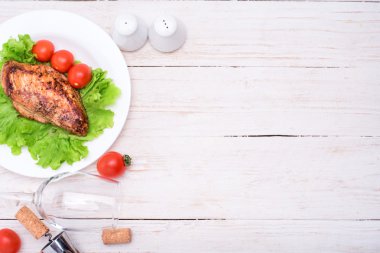 Izgara tavuk göğsü tomat ile. Arka plan.