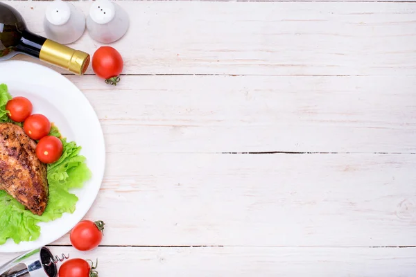 Peito de frango grelhado com tomate. Contexto . — Fotografia de Stock