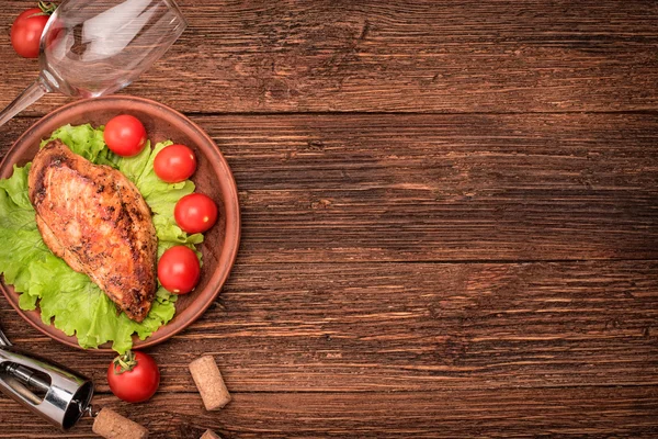 Pechuga de pollo a la plancha con tomate. Contexto . —  Fotos de Stock