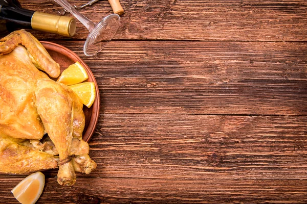 Frango assado com limão e laranja. Contexto . — Fotografia de Stock