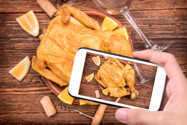 Mãos tirando foto de frango cozido com smartphone . — Fotografia de Stock