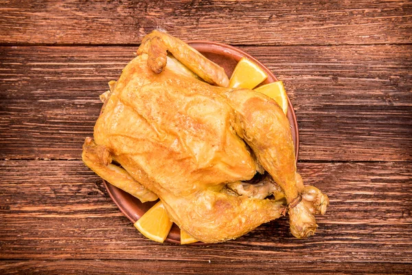 Frango assado com limão e laranja . — Fotografia de Stock