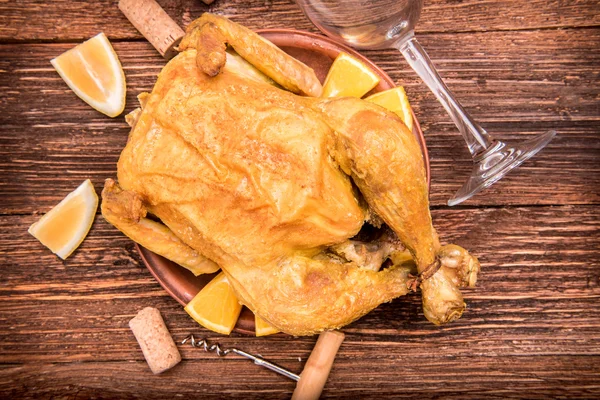 Frango assado com limão e laranja . — Fotografia de Stock