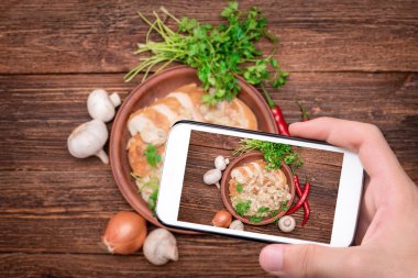 Kremalı mantar soslu tavuk göğsü.