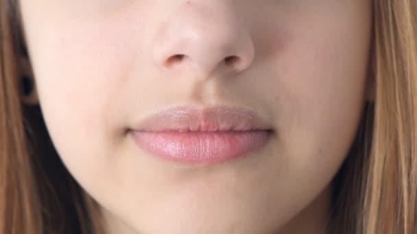 Hermosa chica sonriente con retenedor para los dientes  . — Vídeo de stock