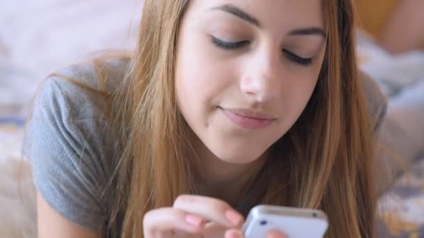 Mujer usando su teléfono móvil . — Vídeos de Stock