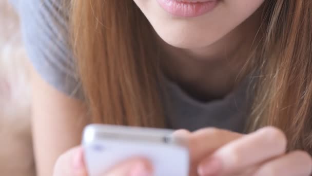 Weibchen benutzt ihr Mobiltelefon. — Stockvideo