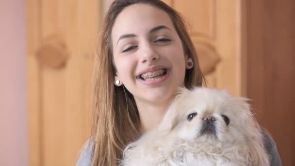 Menina falando no Skype — Vídeo de Stock