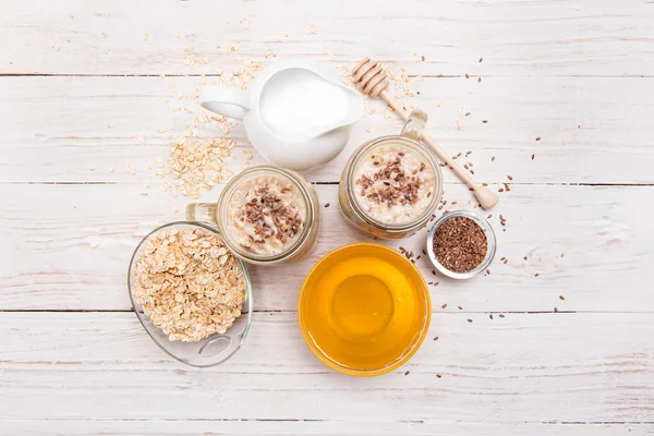 Batidos con harina de avena, semillas de lino en frascos de vidrio sobre un fondo de madera . — Foto de Stock