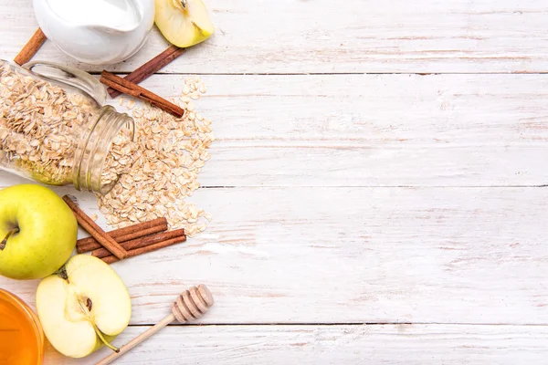 Yulaf ezmesi, elma ve tarçın ahşap arka plan üzerinde cam kavanozlara smoothies. — Stok fotoğraf