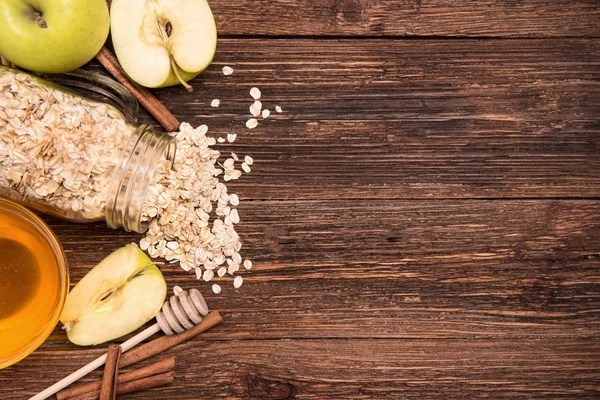 Frullati con farina d'avena, mela e cannella in vasetti di vetro su fondo di legno . — Foto Stock