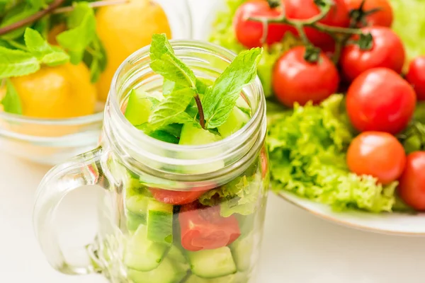 Míchaná čerstvá zelenina salát do sklenic. — Stock fotografie