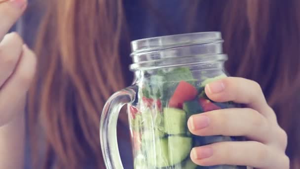 Menina comendo salada . — Vídeo de Stock