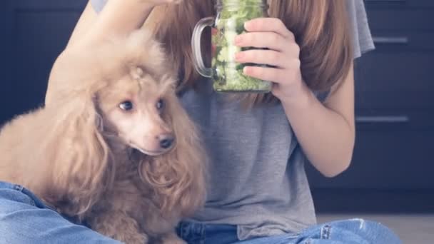 Chica joven comiendo ensalada . — Vídeos de Stock