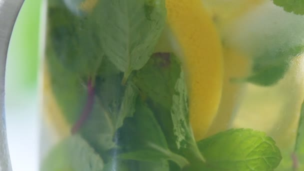 Limonade voorbereiding. Concept van het koken. — Stockvideo