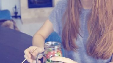 Genç kız karışık yemek.