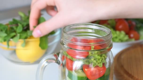 Cam Kavanoz içinde taze karışık sebze salatası. Pişirme kavramı. — Stok video