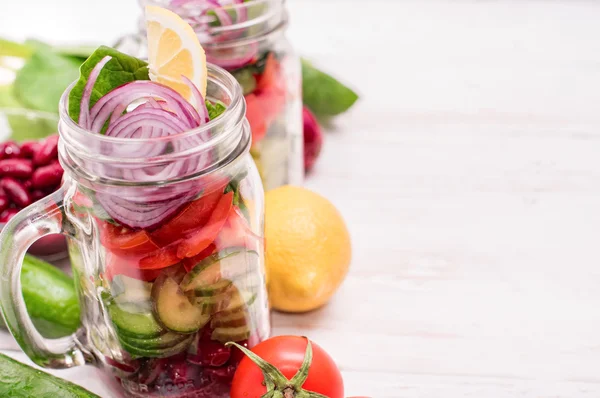 Salada saudável caseira em jarra de vidro. Conceito vegetariano . — Fotografia de Stock