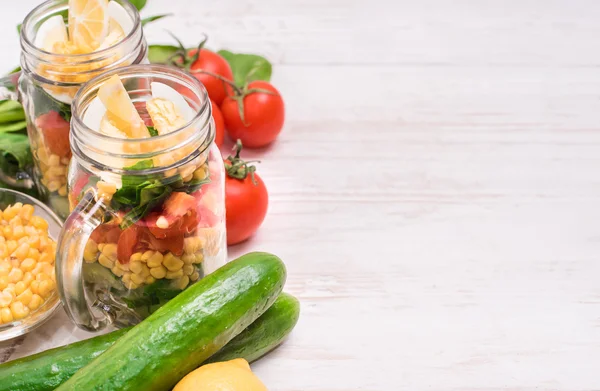 Salada saudável caseira em jarra de vidro. Conceito vegetariano . — Fotografia de Stock