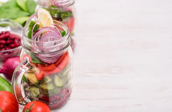 Salada saudável caseira em jarra de vidro. Conceito vegetariano . — Fotografia de Stock