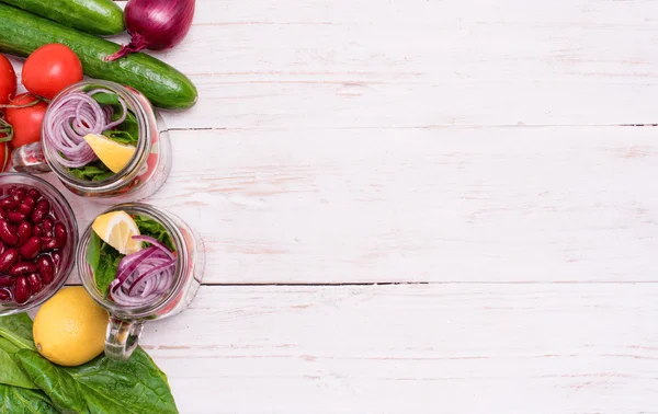 Ensalada sana casera en frasco de vidrio. Concepto vegetariano . — Foto de Stock