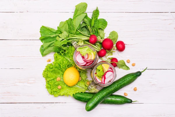 Domácí zdravý salát ve skle. Vegetariánské pojetí. — Stock fotografie