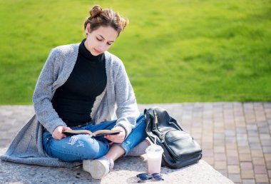 Genç kız kitap okuyor..