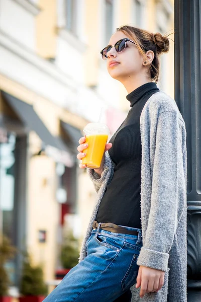 Portrait de jeune fille hipster élégant marchant dans la rue . — Photo