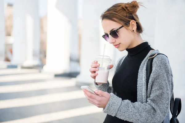 Fille à l'aide d'un téléphone portable à l'extérieur . — Photo