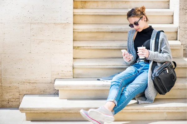 Fille à l'aide d'un téléphone portable à l'extérieur . — Photo