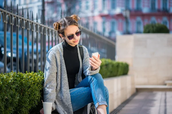 Fille à l'aide d'un téléphone portable à l'extérieur . — Photo