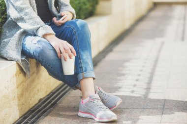 Cep telefonu açık havada kullanan kız.