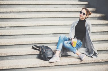 Güler yüzlü içme sokakta oturan genç güzel kadın,.