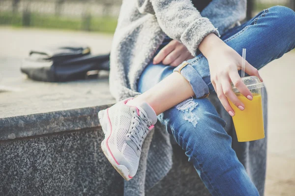 Jeune belle femme, assise dans la rue, buvant du smoothie . — Photo