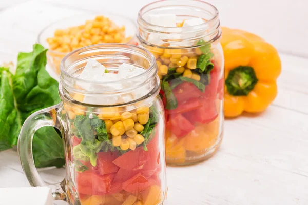 Hemgjord frisk sallad i glasburk. Vegetariska konceptet. Bakgrund. — Stockfoto