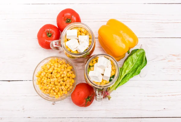 自制健康沙拉在玻璃罐中。素食的概念. — 图库照片