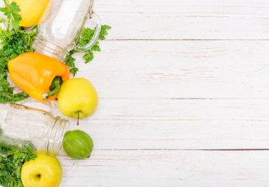 Smoothies biber, elma, limon, maydanoz cam kavanozlar ahşap bir arka plan üzerinde. 