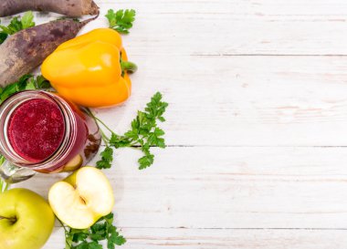 Smoothies ile pancar, biber, elma, limon, maydanoz cam kavanozlar ahşap bir arka plan üzerinde. 