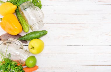 Ahşap arka plan üzerinde cam kavanozlara sebze smoothies.