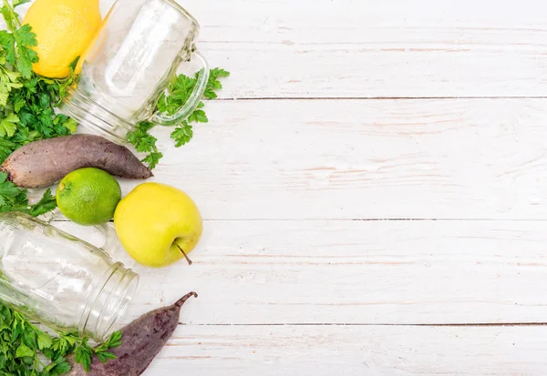 Smoothies with beet, apple, lemon, parsley in glass jars on a wooden background. — Stock Photo, Image